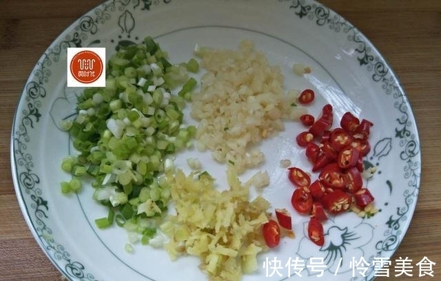 茄子|茄子最简单的做法，不炸不炒，儿子吃了2碗饭还要吃，实在太下饭