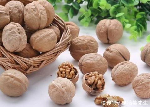 脂肪含量|吃核桃等于吃”油“医生提醒好处多,2类人一口别吃