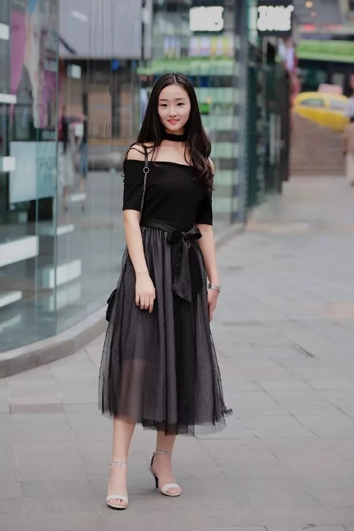 街拍时尚:女生搭配高跟鞋,出街的时候更有女人味