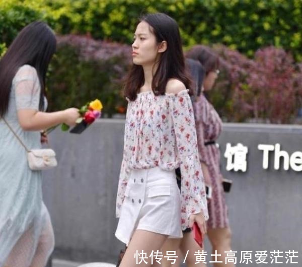 身材高挑|环肥燕瘦的美女，黑色背心配黑白格子裤，青春活力气质！