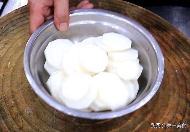 厨师|炖大骨头汤切记不要直接炖,厨师长教你一招,汤浓无腥味,味道鲜