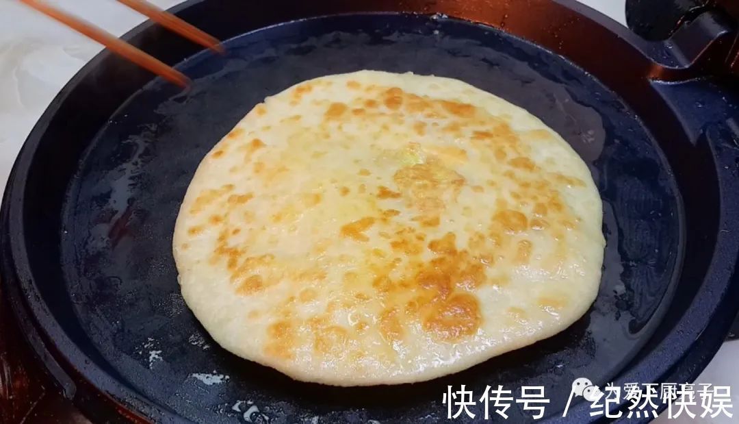 以后鸡蛋饼就这么做,教你简单做法,个个鼓大泡,一次成功不失败