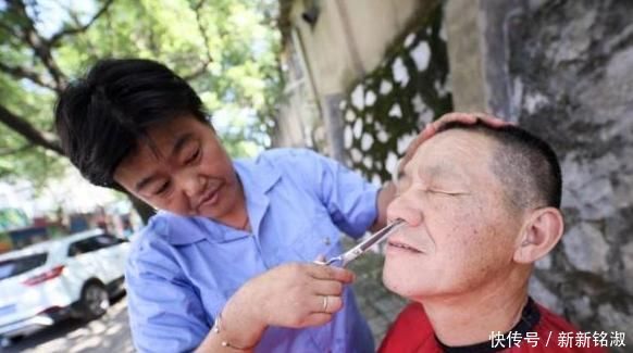 鼻子毛跑出来,应该拔掉还是剪掉?怎么才是不伤害肌肤的办法?