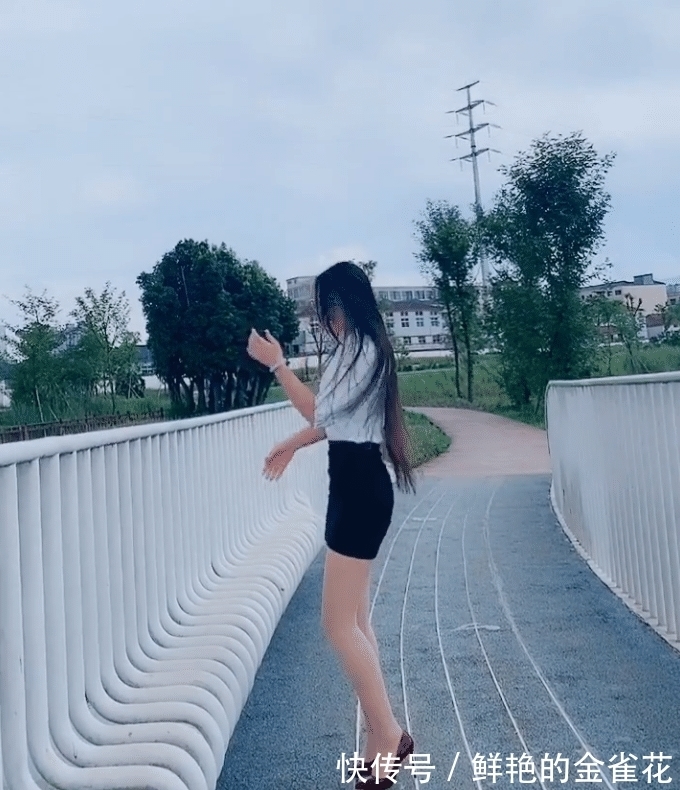 红色高跟鞋 穿着高跟鞋还调皮,真怕你崴脚!