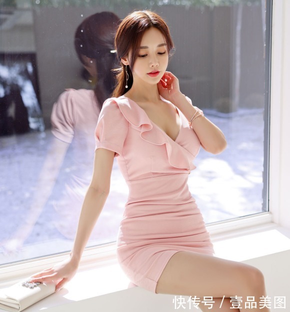 时尚搭配|女神孙允珠的时尚搭配:红粉雨韵翩跹花叶蝶包臀衣裙