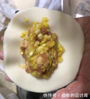 店家都没有营业,只能自己动手,今天试试韭黄猪肉锅贴,一样美味