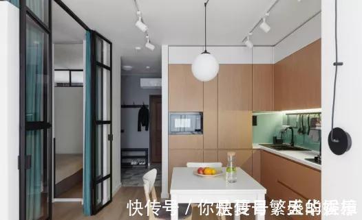 小户型|客厅一分为二当卧室,用玻璃折叠门做隔断,聪明人都这样设计了