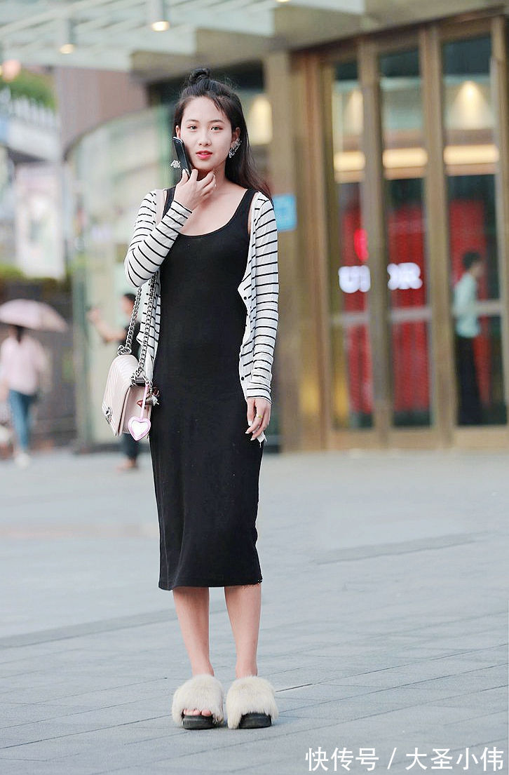 脚脖子|美女街拍:条纹开衫内搭中长的黑色背心裙,这样穿很休闲,好看又自然