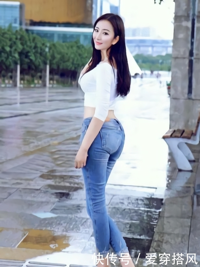 牛仔裤美女,低头笑起来的时候,精准绽放甜蜜的女人味!