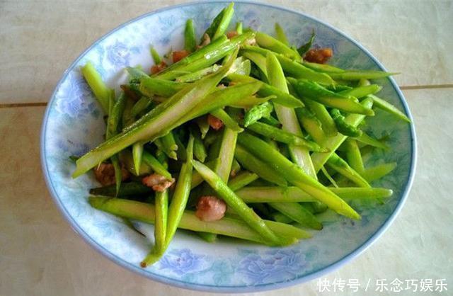 简单家常菜:芝麻鸡蛋饼,剁椒焖鸡翅,蛋挞皮香蕉酥