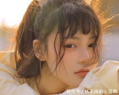 |搞笑段子：昨天开车回去，突然从旁边绿化带，飞奔出一只白色萨摩