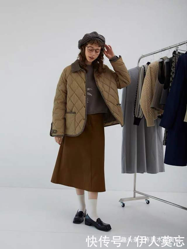 今冬穿羽绒服少配短靴,太土气建议选这4双鞋子,个性又时尚