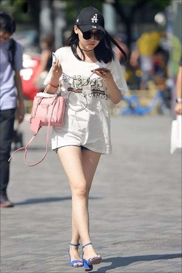 街头风|路人街拍,斜一字肩的背心搭配牛仔热裤,看起来街头风十足