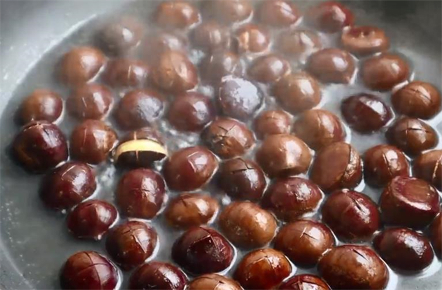 糖水|这才是板栗最好吃的做法,两个小技巧,轻松去壳又好吃,简单实用