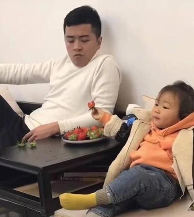 女儿|卑微宝爸伺候“贵妃女儿”吃草莓,小心翼翼的样子,让人哈哈大笑