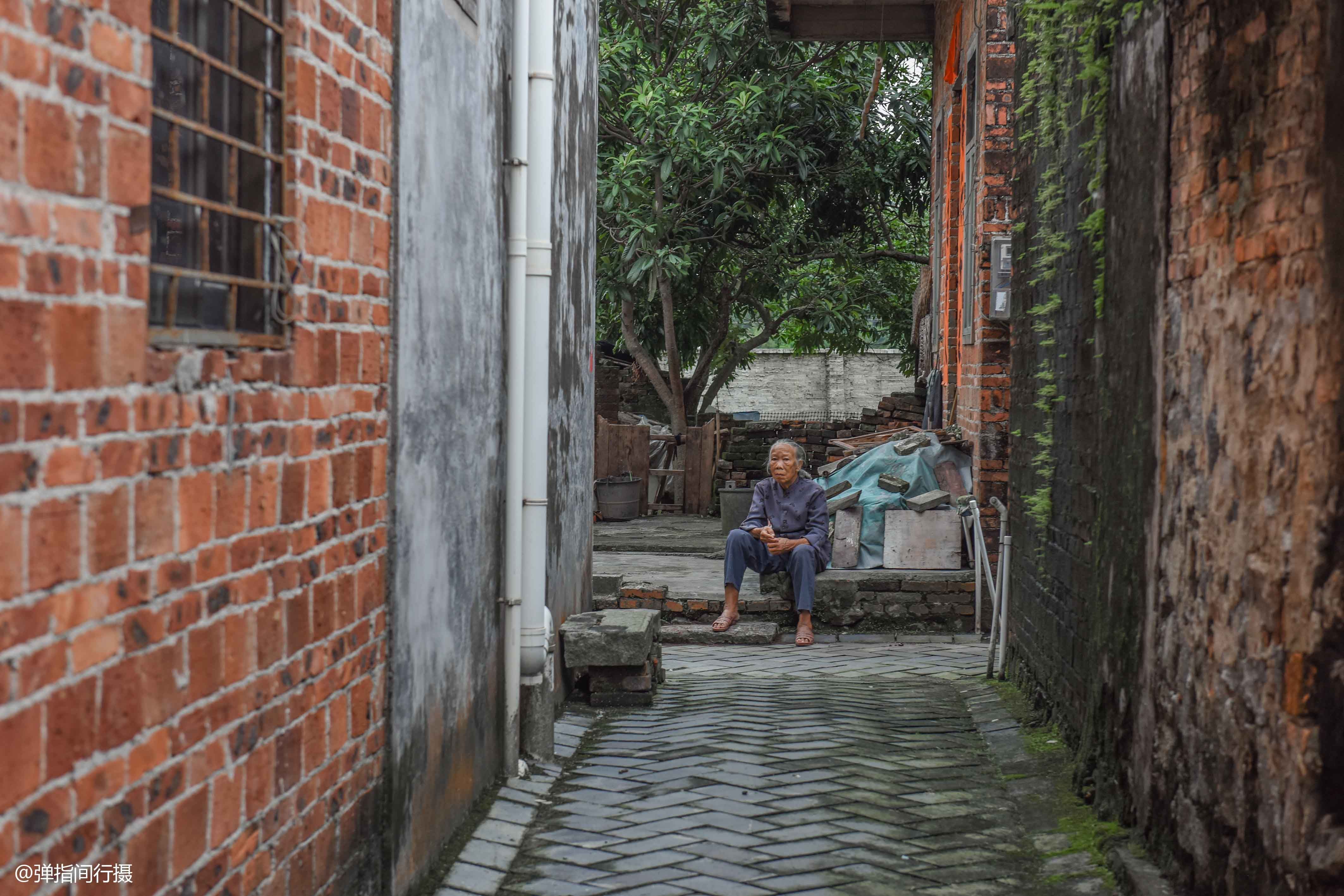 大师@绘画大师出于寒门，幼时曾撕邻居家对联画画，如今作品每平尺28万