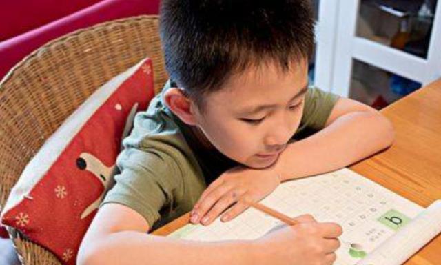 老师|男孩罚抄“罗”字火了,每个字都如梦似幻,网友这字有灵魂