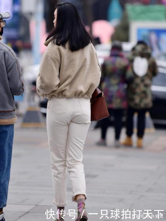 牛仔衬衫搭配灰色打底裤,青春靓丽,活泼可爱