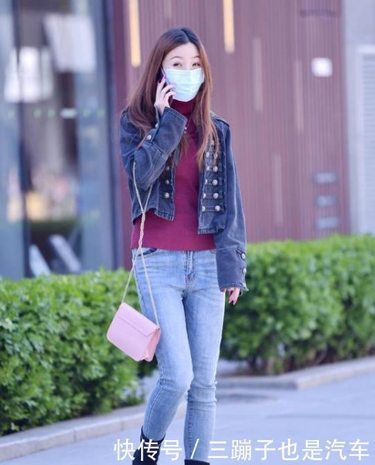 气息|街拍皎若秋月的美女,一件墨绿色背心配牛仔短裤,青春活力气息