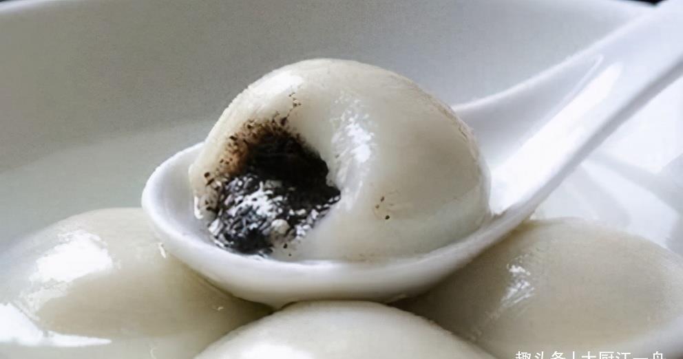只用清水煮汤圆就错了,教你一招,汤圆煮好后软烂不露馅,真解馋