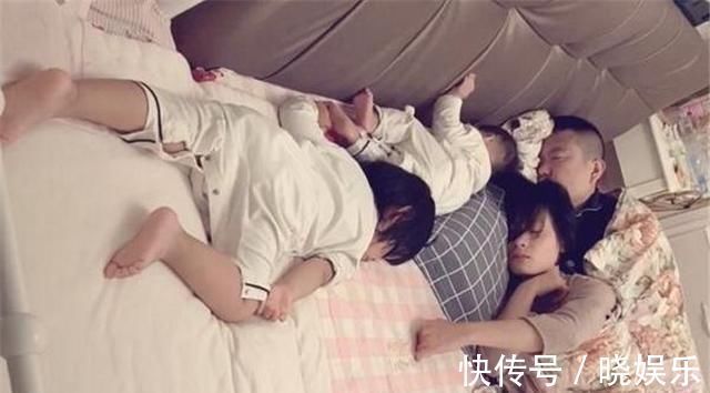 睡眠质量|一家四口睡姿火了,爸妈花式秀恩爱,孩子只能“报团取暖”