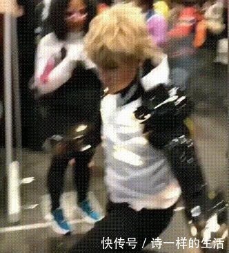 经费|《一拳超人》超神COS，看到蚊女恋爱了，杰诺斯依旧燃烧经费