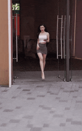 |搞笑GIF趣图:小时候,记得有次犯事儿被揍,忍着不哭