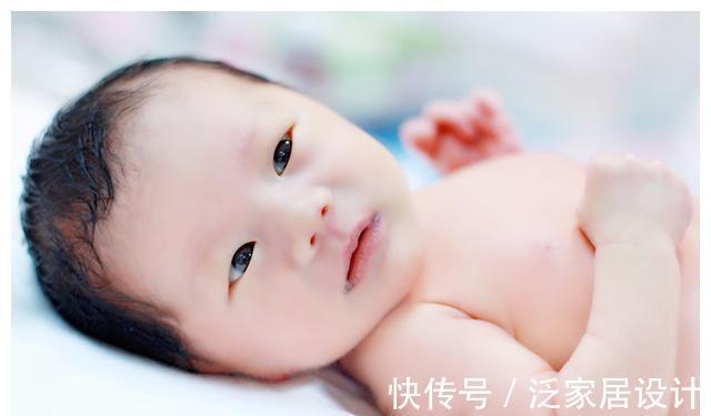 大动作|孩子几时会坐、爬、站?一岁前宝宝大动作发育表,妈妈要牢记