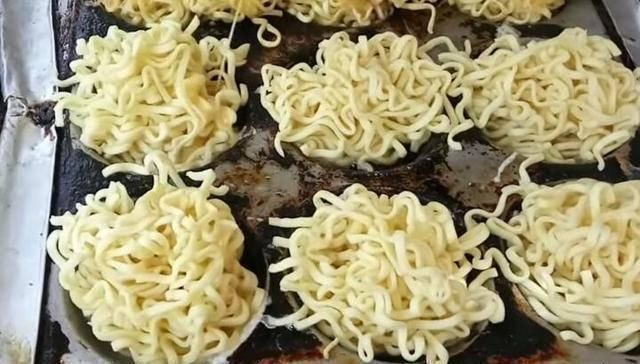 小吃|大婶在路边摆摊卖这小吃,路人见了只摇头,试尝后连锅都买走了