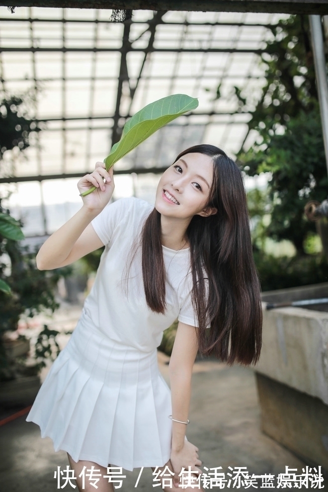 长发美女T恤衫百褶裙搭配一双小白鞋少女感十足,美美哒