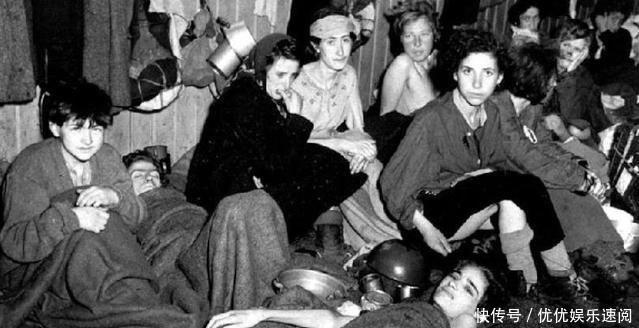 饥饿|罕见老照片,被俘虏的年轻女子,衣不遮体还要忍受饥饿
