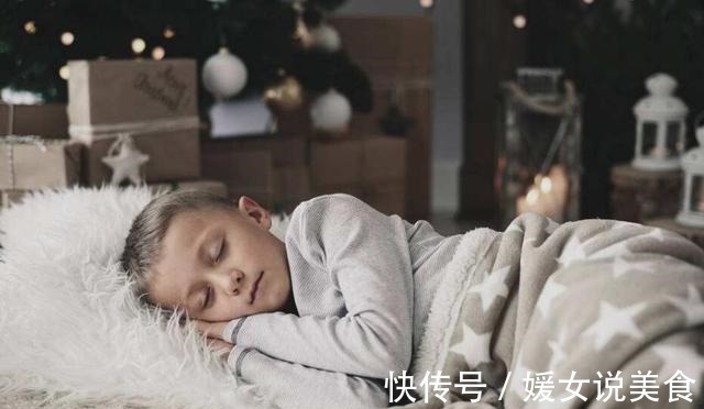 男孩|13岁男孩还和妈妈睡一起,直到妈妈发现孩子这一行为,果断分房睡