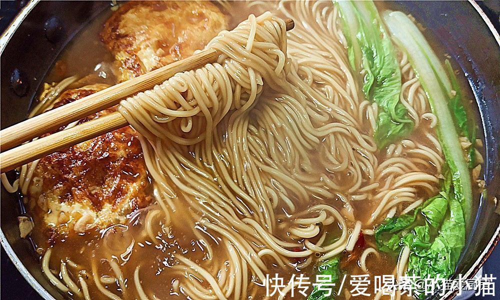 教你好吃的懒人煎蛋焖面,10分钟搞定,一个星期吃几天都不腻