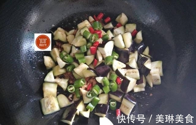 红绿辣椒|我做的烧茄子,不油炸更入味,隔天就做一次,孩子多吃一碗饭!