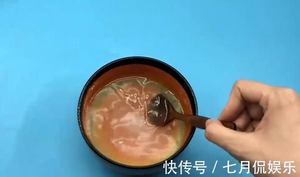 白醋|洗衣服别再只放洗衣液了,多加一碗它,洗出来的衣服更加干净卫生