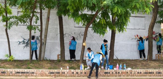 山师美院学子手绘文化墙！助力美丽乡村新风尚|情报站| 风尚