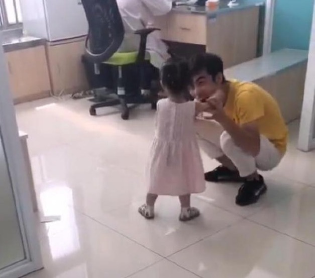 宝爸|3岁小女孩打完针,气冲冲找医生“算账”,网友:萌翻了