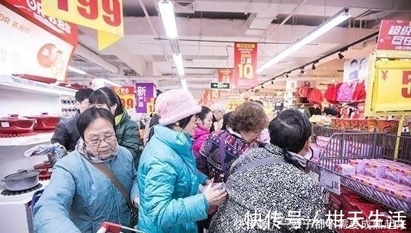 孕妈|大妈公交上逼孕妇让座,咒骂“孩子早晚会掉”,孕妈的反击很解气