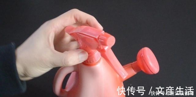 油垢|厨房瓷砖上满是油垢教你一招，不用一滴水，瓷砖立马光亮如新！
