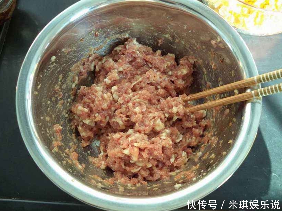 拌猪肉馅时，掌握两个诀窍，不要犯一个错误，猪肉馅饺子鲜味十足