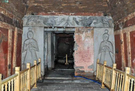 破口大骂|一座古墓被盗,嚣张的盗墓贼留下一句话,气的专家们破口大骂