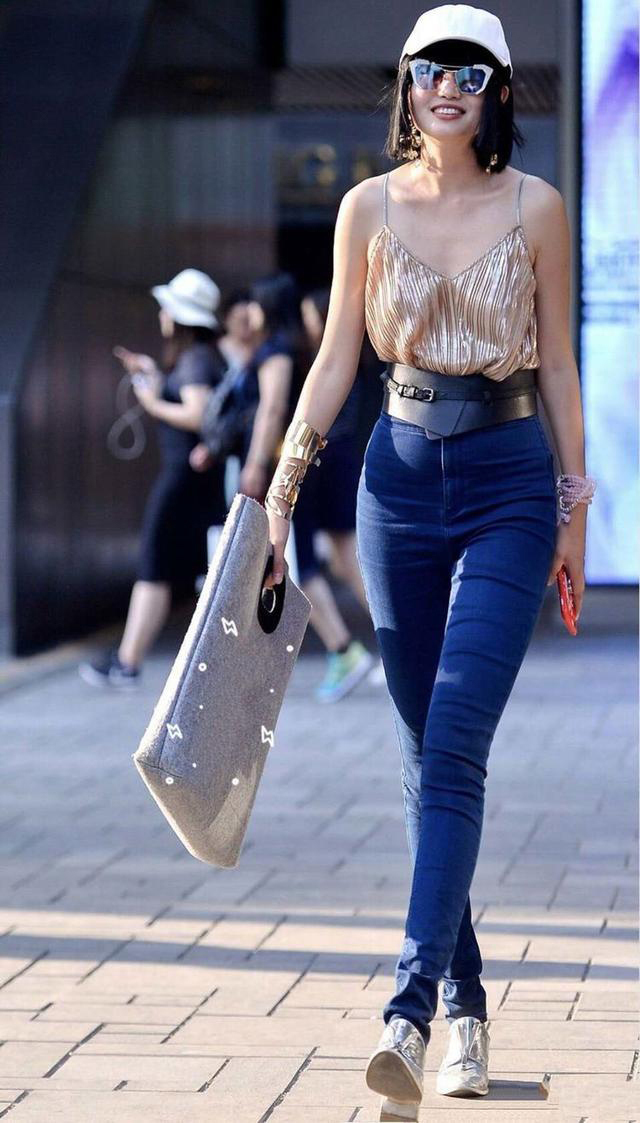 街拍:身材高挑的小姐姐,墨镜戴出了个性,笑容很甜美