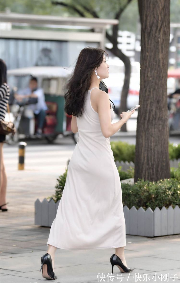 身材|在裙装中,中长款的连衣裙最受欢迎,它很适合大众的身材穿搭