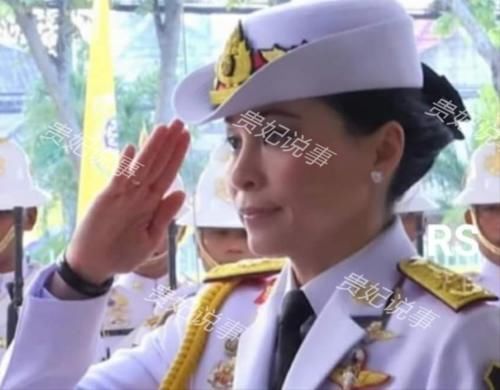 诗妮娜$43岁苏提达放大招,高调发布中国风海报,华裔王后宛如画中美人