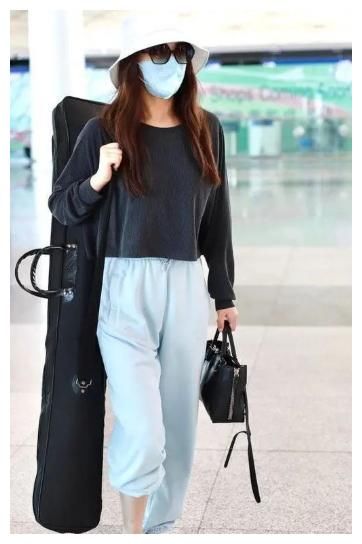 女人到了中年，切忌穿这2个颜色，多穿另外6个，更能显白减龄