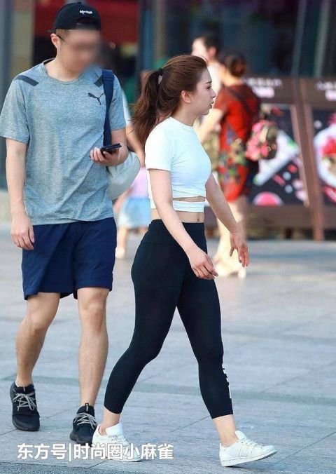 街拍前卫时尚的小姐姐,穿搭打底裤,彰显达人气质