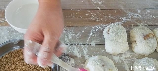 烧饼|芝麻烧饼这样做真香,不揉不擀面,更不用调油酥,出锅一盘不够吃