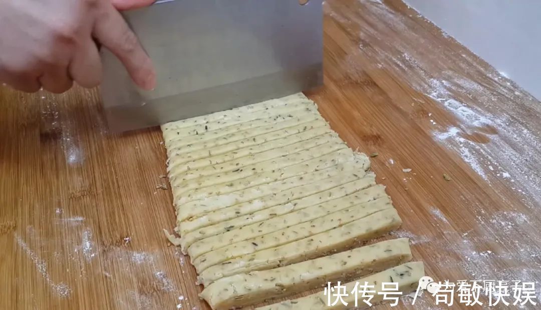 玉米油|以后麻花就这么做，撒1把小茴香，香酥又多层，出锅孩子念念不忘