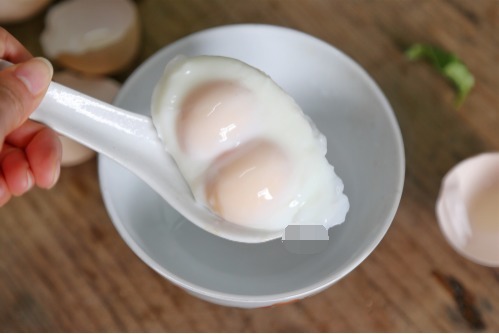 荷包蛋|水煮荷包蛋,千万不要水开下锅,多加这几步,鸡蛋圆嫩完整不出沫