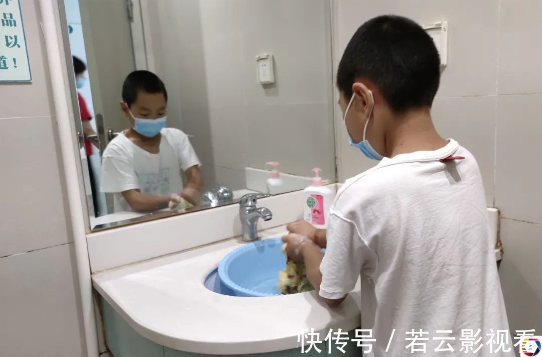 毛永琪|病房里,10岁哥哥暑假帮妈妈照顾患病的妹妹,看了让人心疼